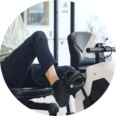 機器を使って運動している